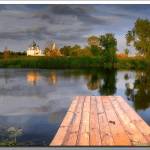 Белый храм на берегу реки