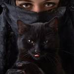 Девушка с черной кошкой